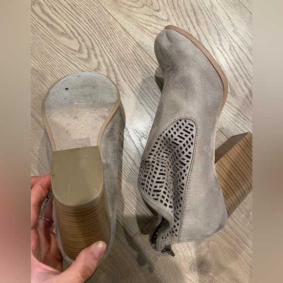 🌆✨ City Classified Taupe Bootie - 9 1/2 ✨🌆 - Picture 4 of 6